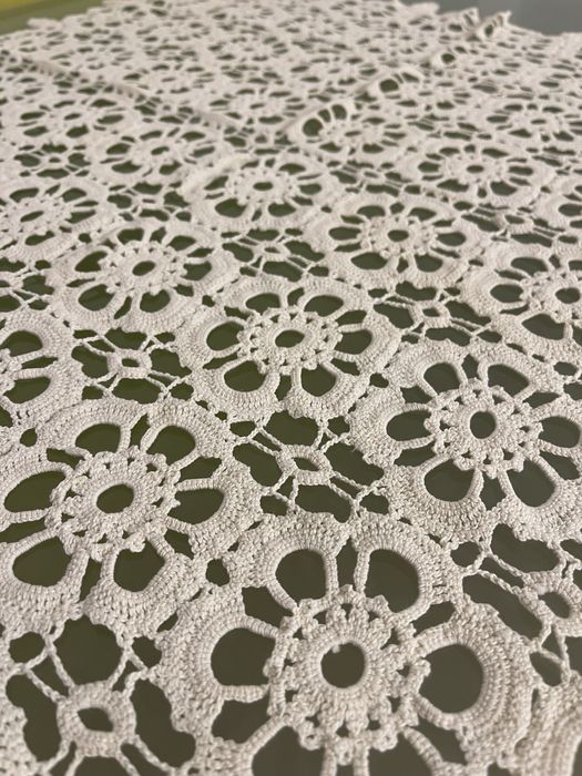 Fata de masa din macrame lucrata manual