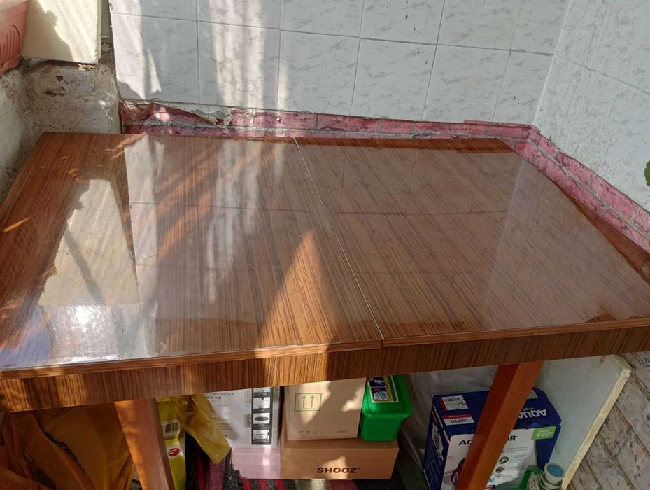 Масивна дървена маса