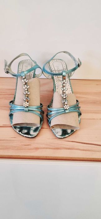 Ботуши  естествена мека кожа.Нови. С цип .
37 рр. Ток 4см. Удобни