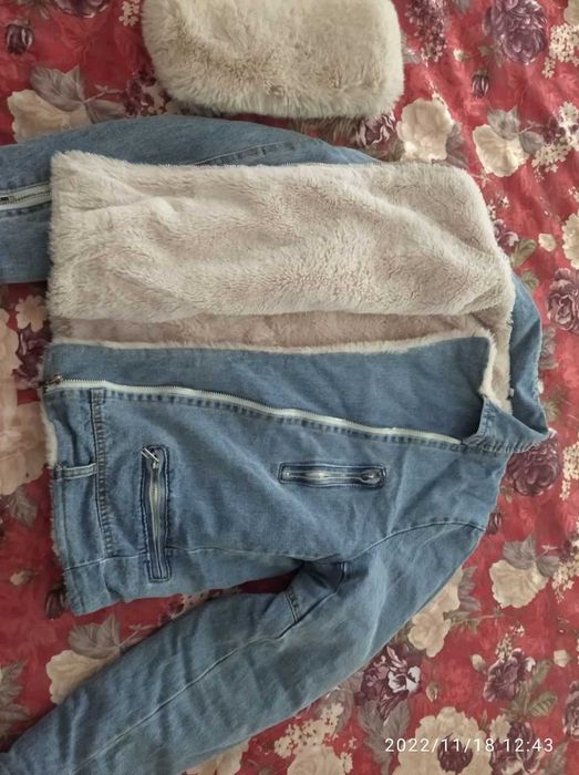 Джинсовая, женская куртка в отличном состоянии