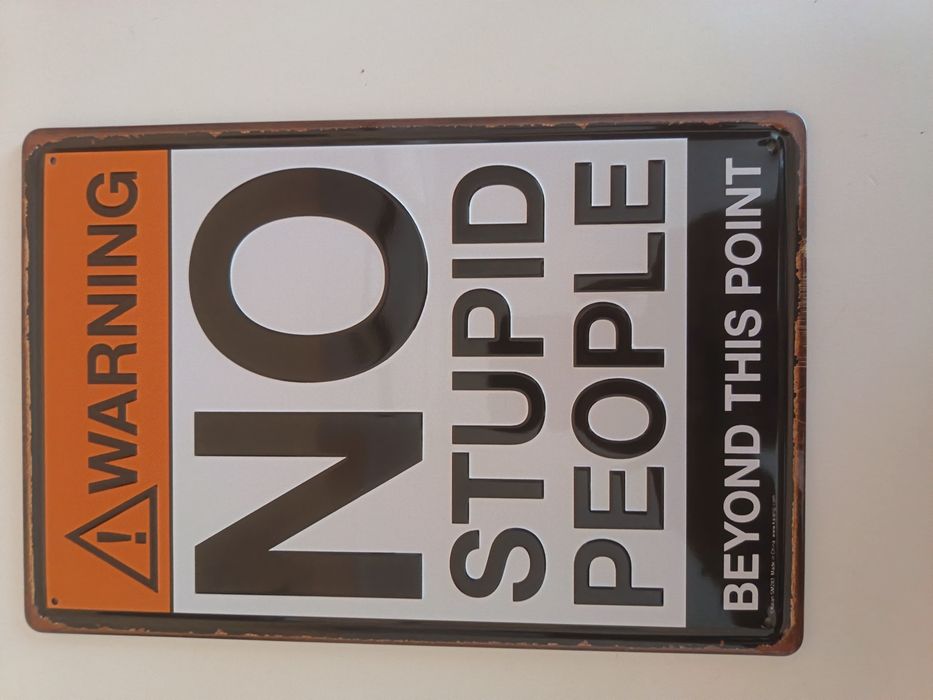 Semn de atentionare "NO STUPID PEOPLE beyond this point"