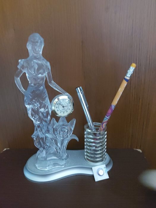 Часы настольные с пеналом.