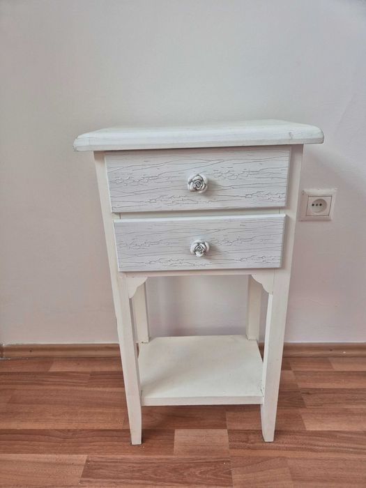 Măsuță / noptieră din lemn, stil shabby chic