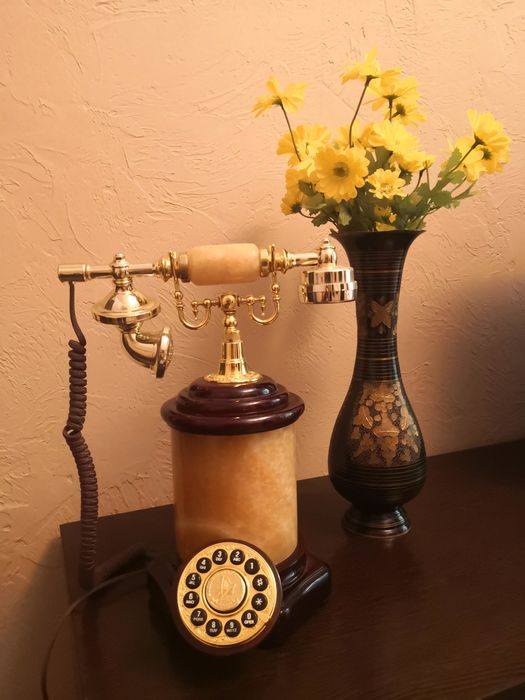 Телефон кнопочный.