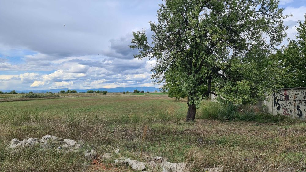 Продавам парцел 2086 м2 с УПИ !