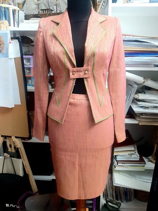 Costum elegant corai