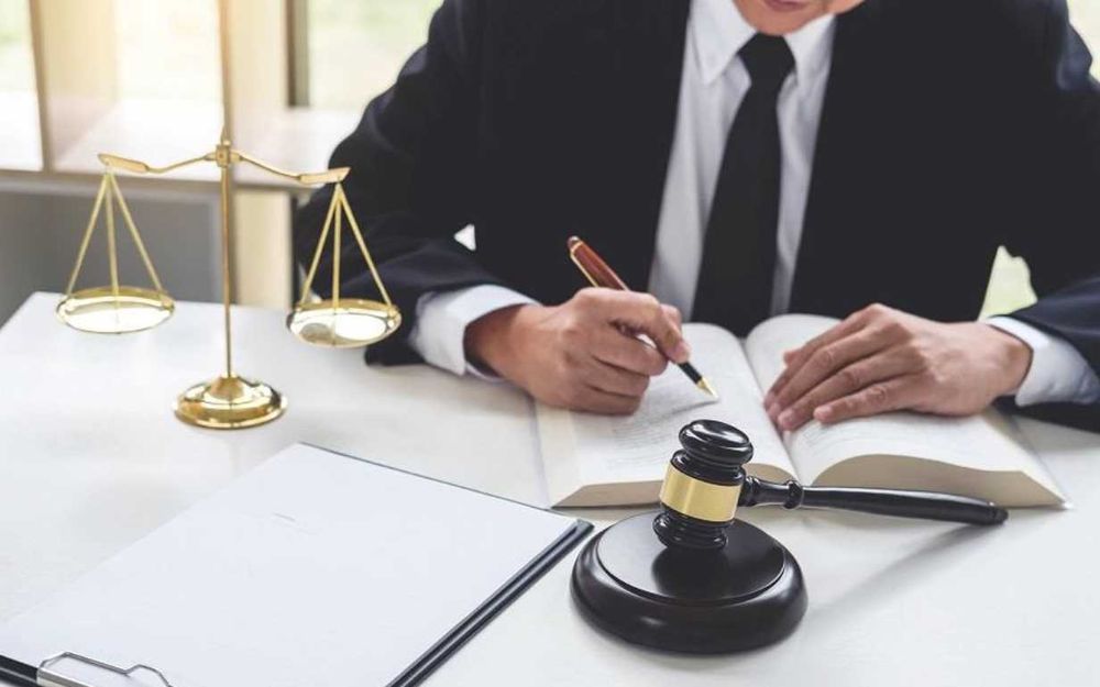 Юрист, Услуги адвоката.