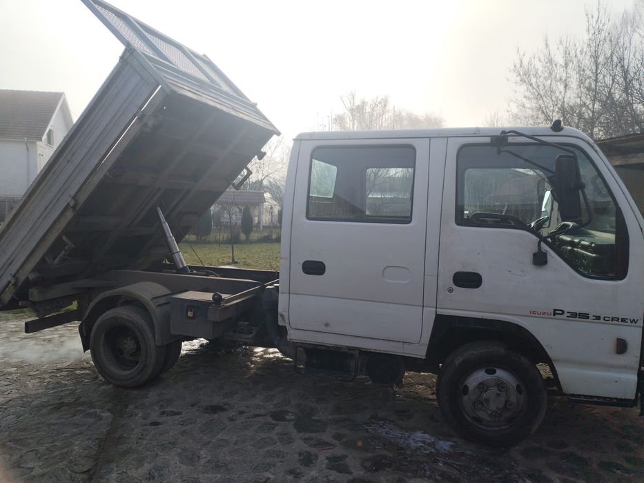 Autoutilitara Isuzu NPR dubla cabina, basculabila