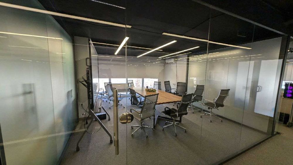 Сдаеться целый этаж в бизнес центре по ул Ойбек 400 кв