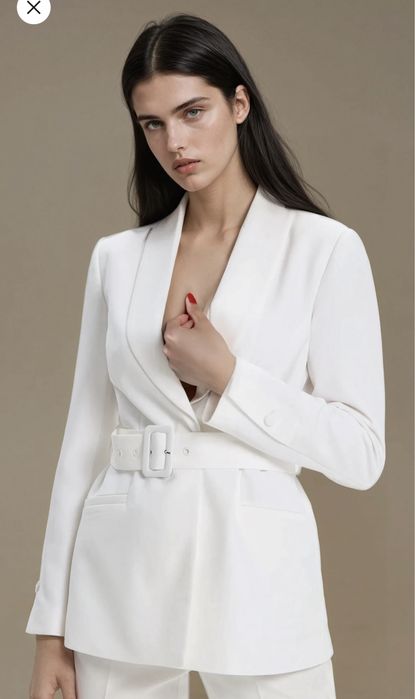 Бяло сако с колан