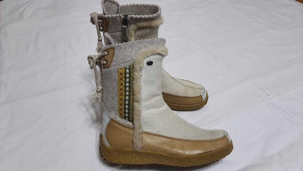 Cizme trendy cu piele foca de la TECNICA marimea 37,5