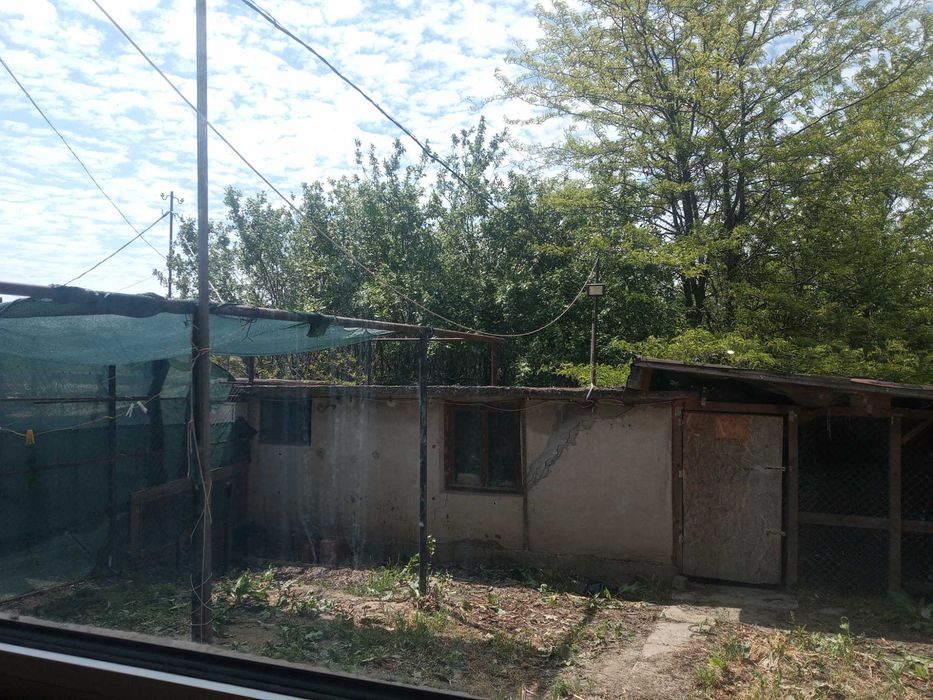 Реновирана къща с 9 стаи, гараж, плевня и земя - на търг