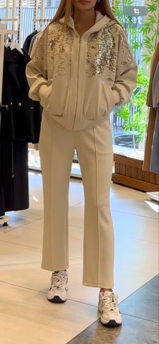 Спортивный женский костюм