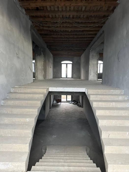 Зангиота туманида 8,5 сотик каропка уй сотилади. Нархи келишилади.