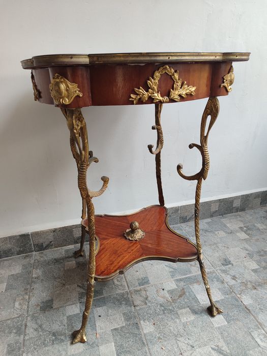 Стара малка маса - помощна масичка с интарзия