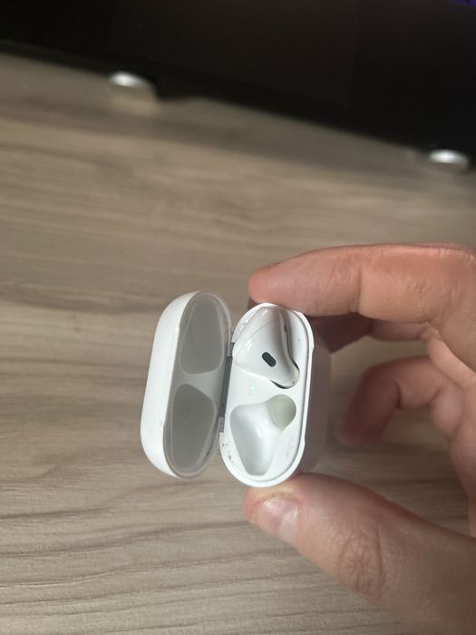 Airpods 2 (кейс и правый наушник)