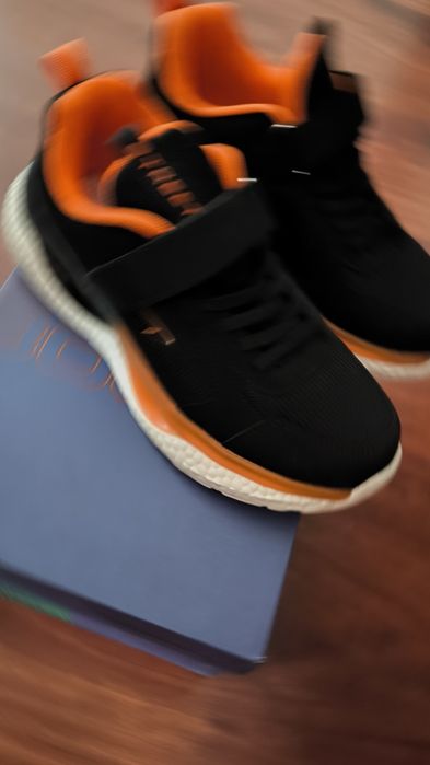 Кроссовки для мальчика , размер 35 .