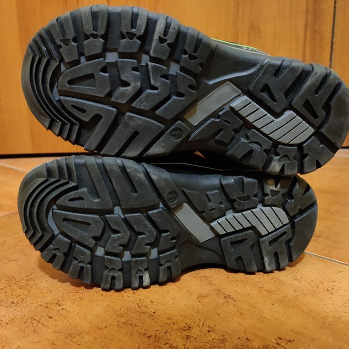 Детски зимни обувки – нови, водоустойчиви, топли, номер 33