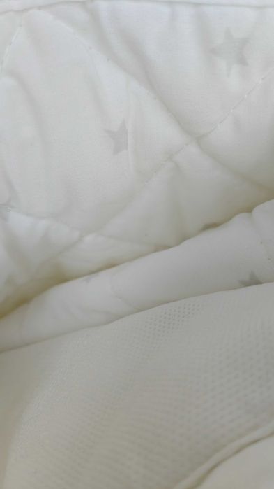 Дървена бяла бебешка кошара Петит Мече на Арбор с люлеещ механизъм.