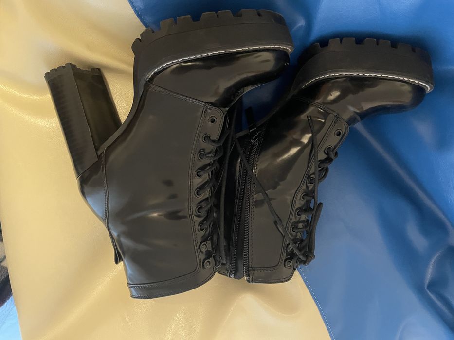Botine cu toc Bershka