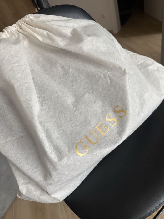 GUESS - дамска чанта; чисто нова