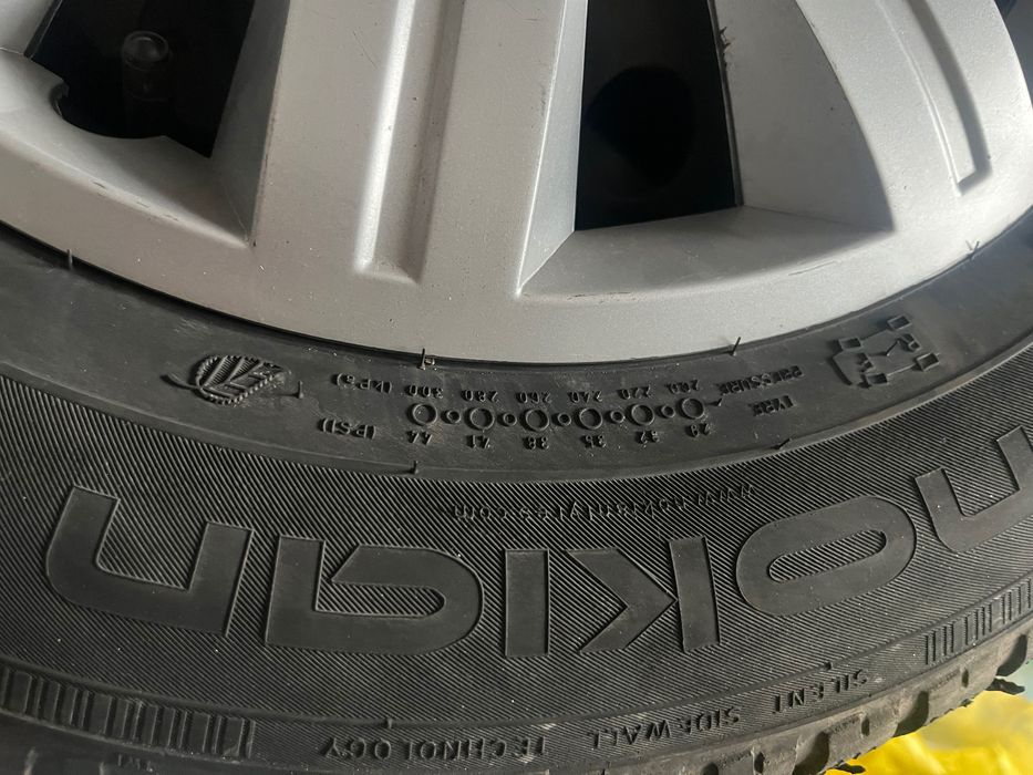 4 зимни гуми 195/65 15 + железни  джанти комплект в добро състояние.