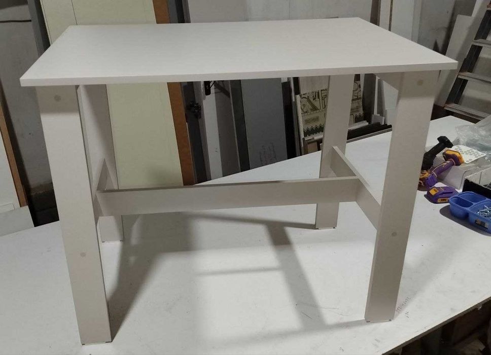 Стол кухонный легкий. Размеры 90х75х60см.