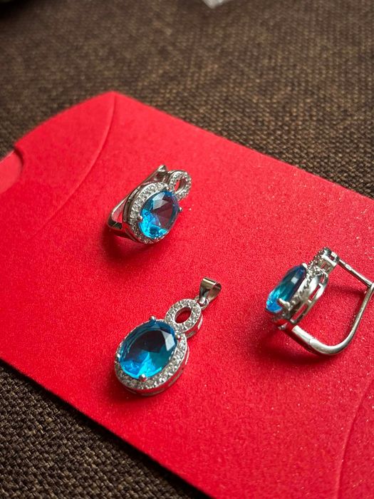 Луксозен сет сребро със сини цирконии обеци и висулка