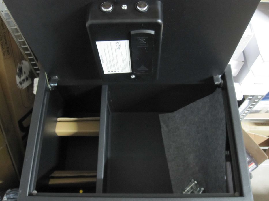 Seif electronic biometric cu amprentă Amazon Basics - 50 L, negru