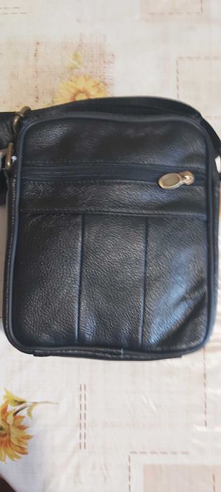 Продавам мъжки чанти от естествена кожа с пет отделения с цип
