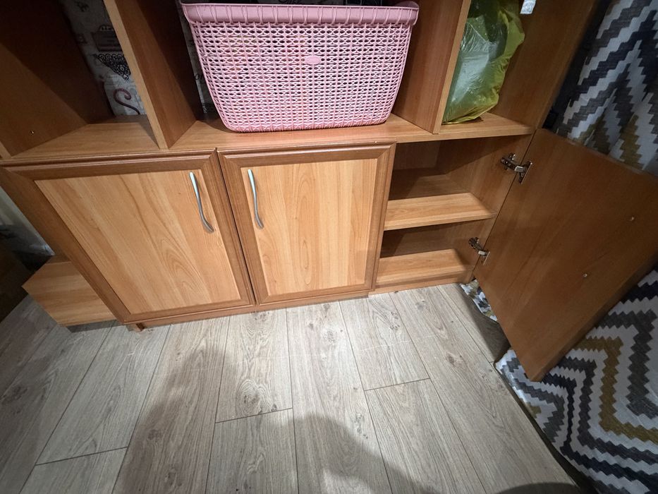 Продам шкаф . Целый без повреждений.