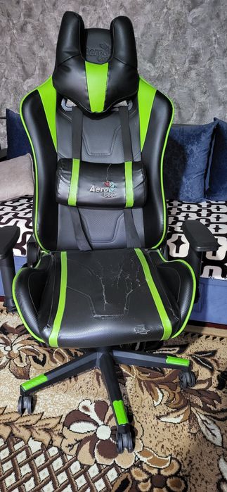 Продам стол и кресло.