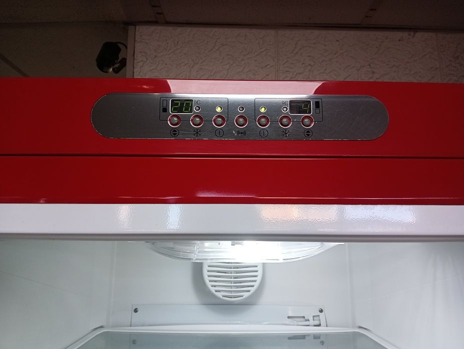 Като нов червен комбиниран хладилник с фризер Smeg  ретро дизайн