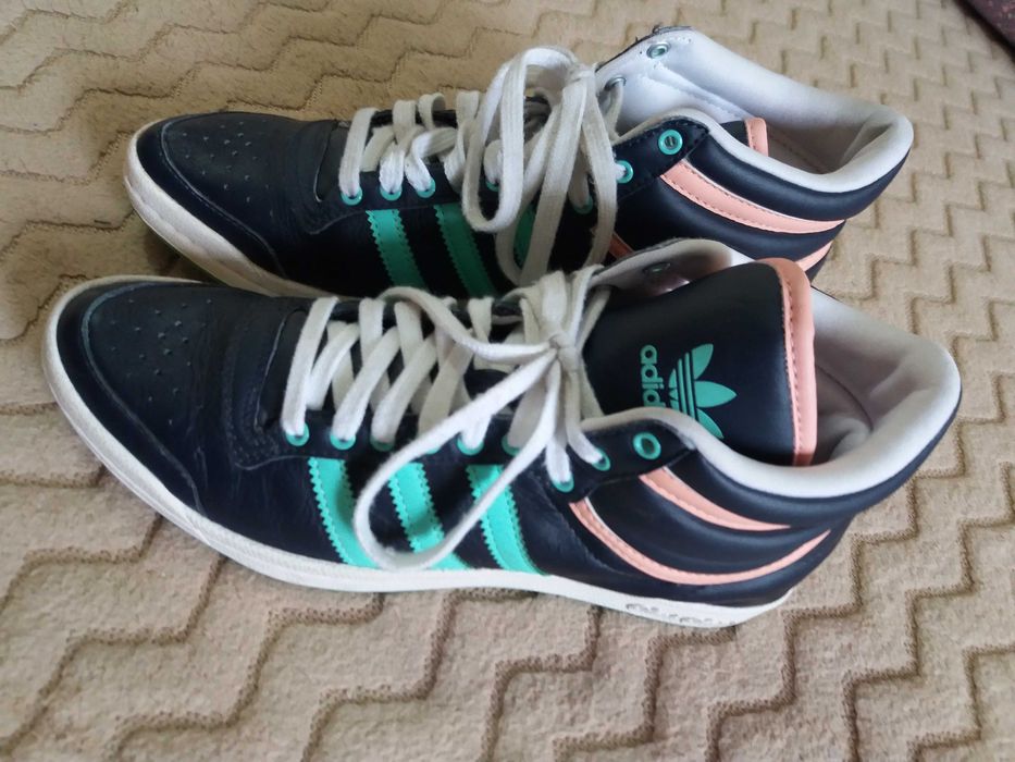 Дамски кецове,,Adidas ". Естествена кожа. Перфектно състояние.37 номер