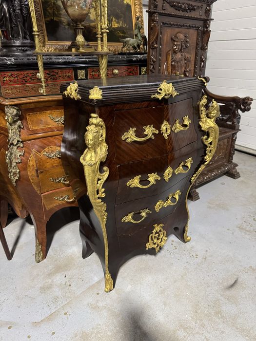 Comodă stil Ludovic XV, cu intarsii și aplicații din bronz