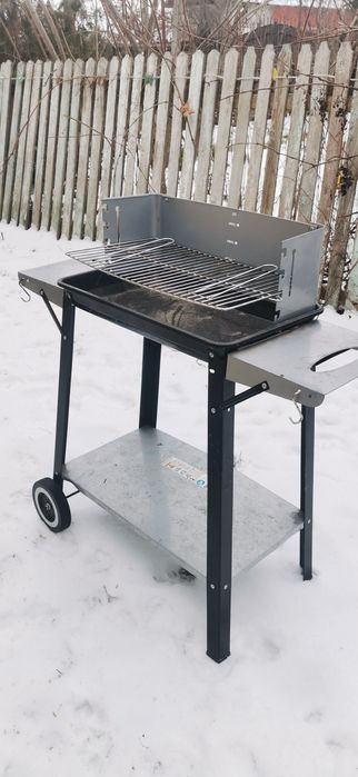 Grătar portabil pe carbune