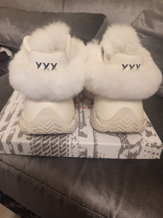 Уникални бутикови пухени бели маратонки