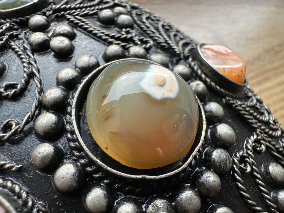 Cutie veche decorativa  cu pietre semipretioase  agat carneol