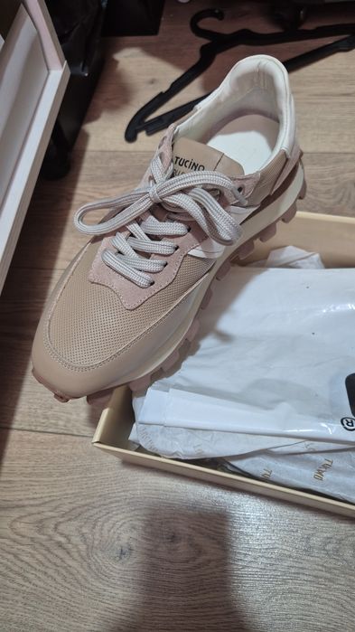 Продам кроссовки фирма Тучино