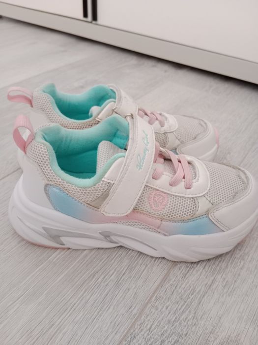 Кроссовки на девочку