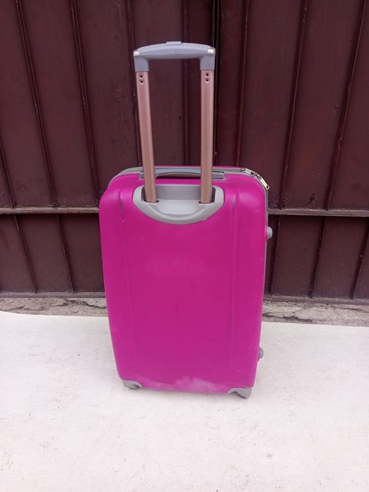 Продаётся чемодан.