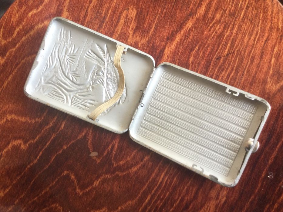 Продам довоенный портсигар в отличном состоянии.