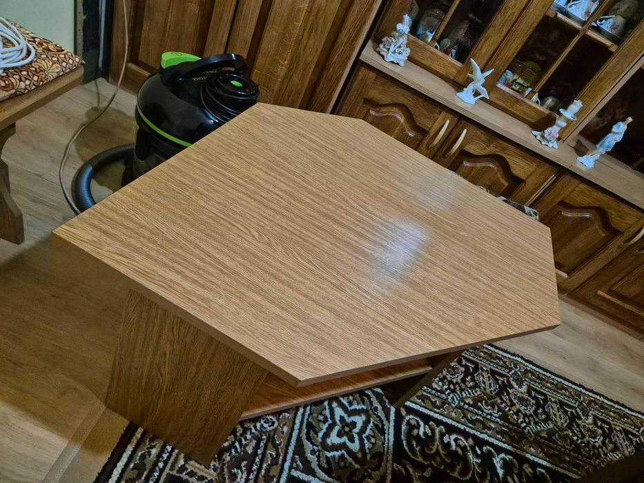 Vând canapea extensibilã si mãsuțã