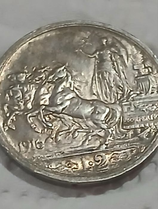 Стара сребърна монета.