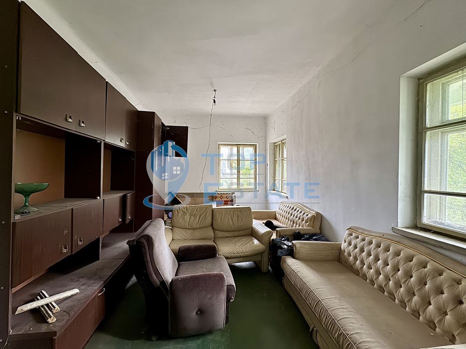 Голяма двуетажна тухлена къща в село Янтра, област Габрово