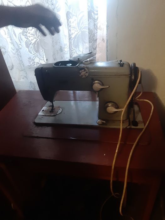 Vand mașinii  de cusut singer si praf pret negociabil in stare de functionare