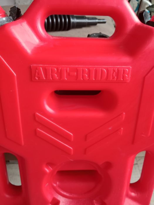 Канистра для бензина 10 литров.