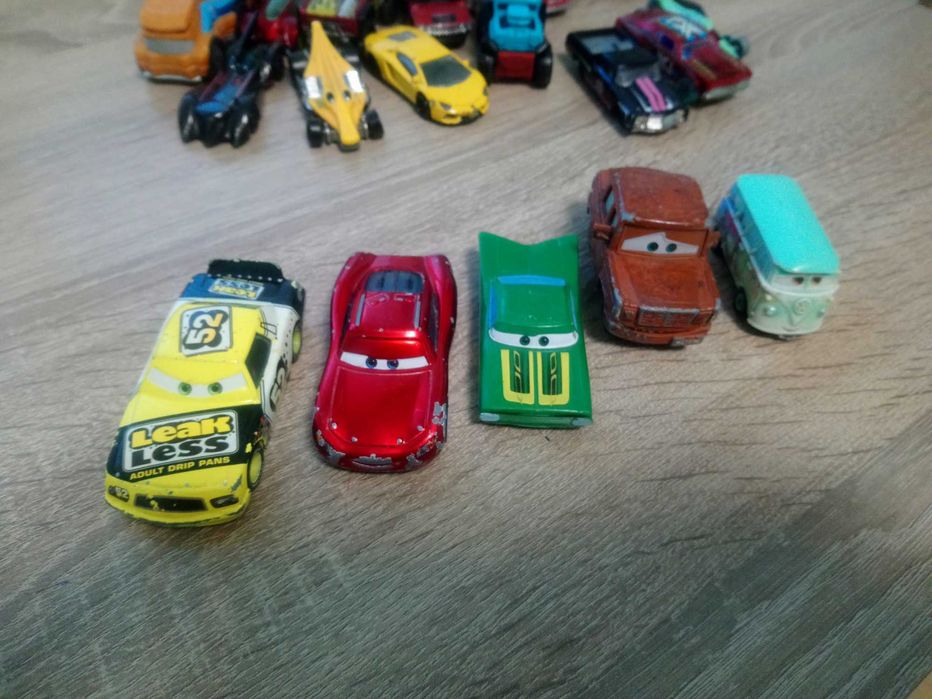 27 метални колички Hot Wheels / CARS + подарък