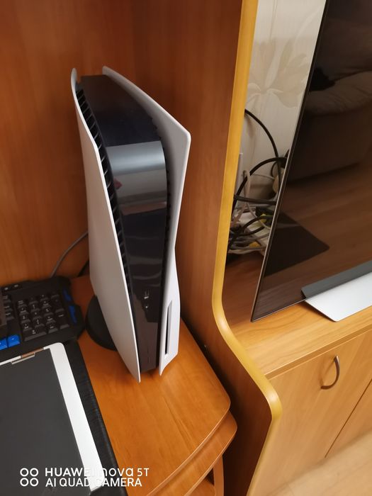 Playstation 5 Disk 2 Joystick + игри - капариран!