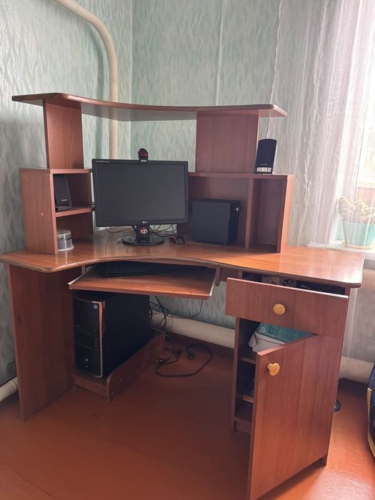 Продам компьютерный стол